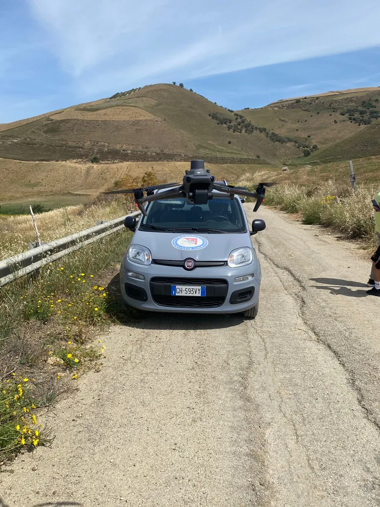 Drone pronto al decollo per un rilievo topografico in campagna