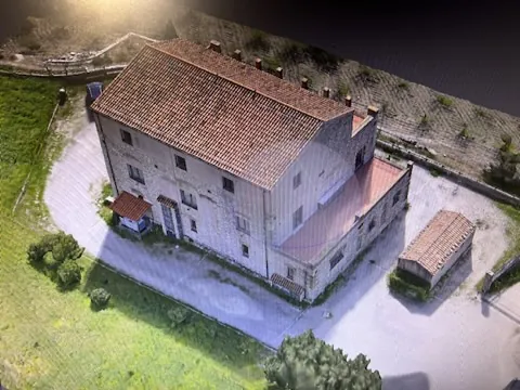 Modello 3D di un edificio rurale ricostruito dal rilievo con drone