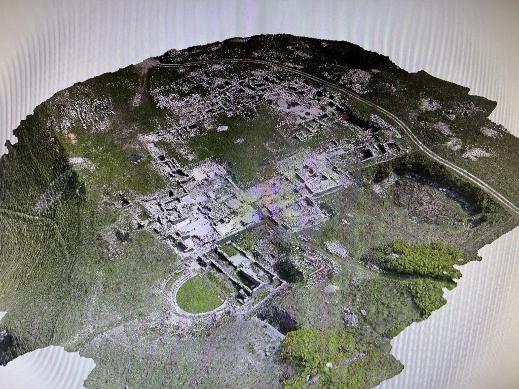 Modello 3D del sito archeologico di Monte Iato rilevato con drone: si riconoscono il teatro greco e l'agorà
