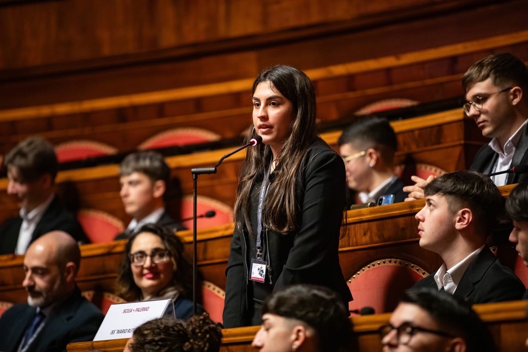 Una studentessa del CAT del Rutelli di Palermo parla dai banchi dell'Aula del Senato durante la premiazione di Senato Ambiente