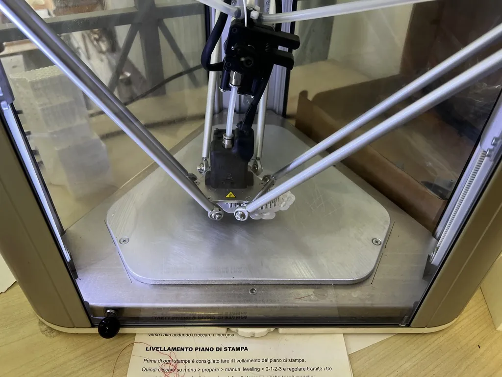 Stampante 3D a struttura delta nel laboratorio di Costruzioni
