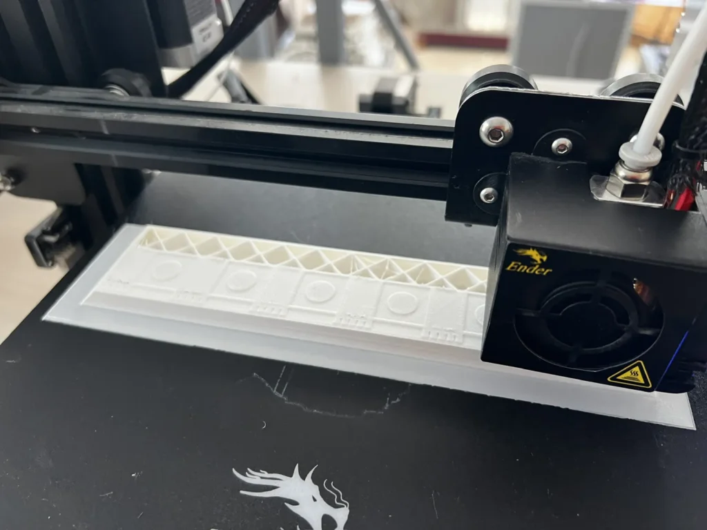 Stampante 3D durante la stampa di un elemento decorativo