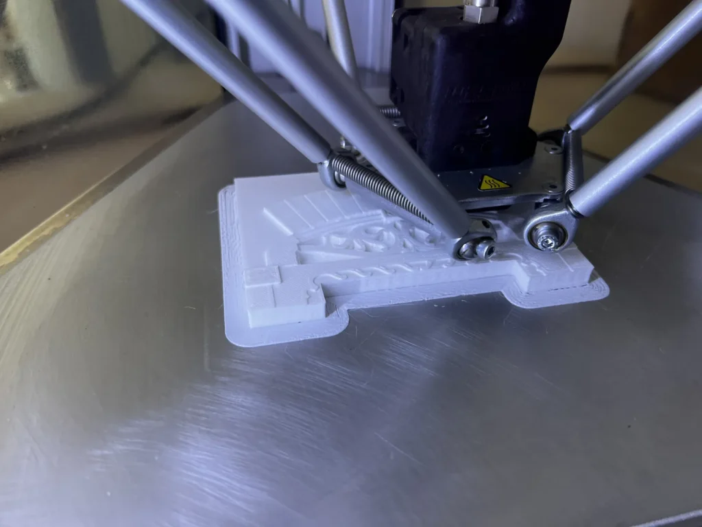 Stampante 3D del laboratorio Costruzioni mentre realizza un pezzo