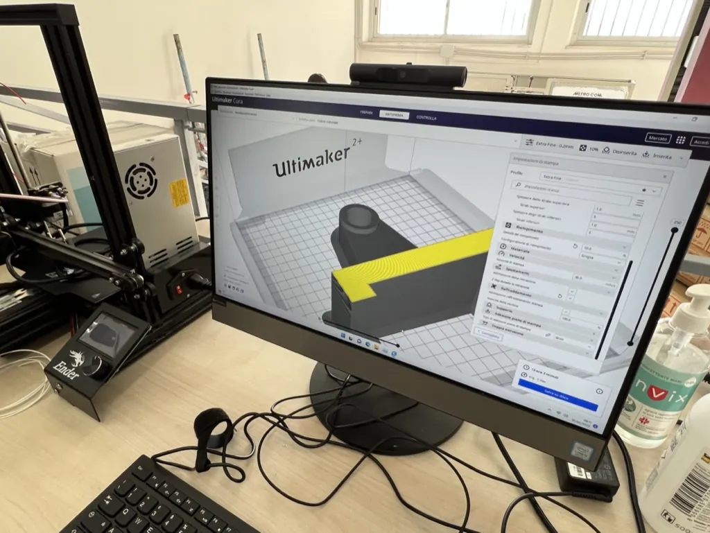 Stampante 3D e software di preparazione della stampa su schermo