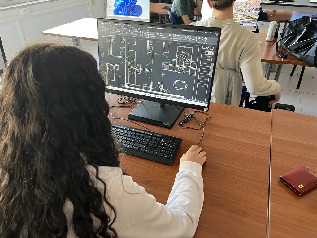 Uno studente disegna con AutoCAD nel laboratorio CAD del CAT Rutelli
