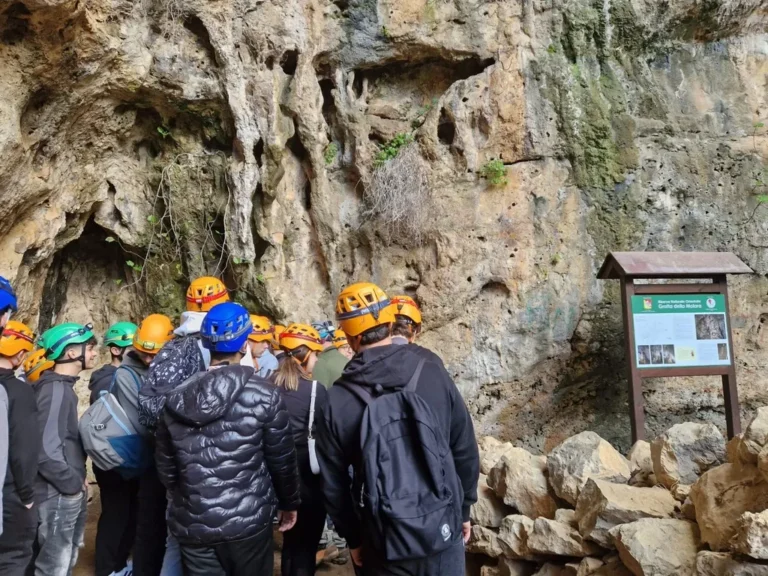 Studenti del CAT durante un rilievo topografico su una parete rocciosa