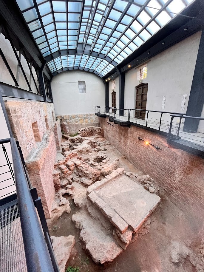 Resti murari dentro Palazzo Chiaramonte-Steri, in uno spazio coperto da una vetrata e visti da una passerella